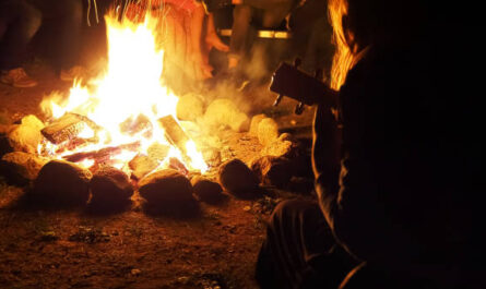 mit Bekannaten am Feuer