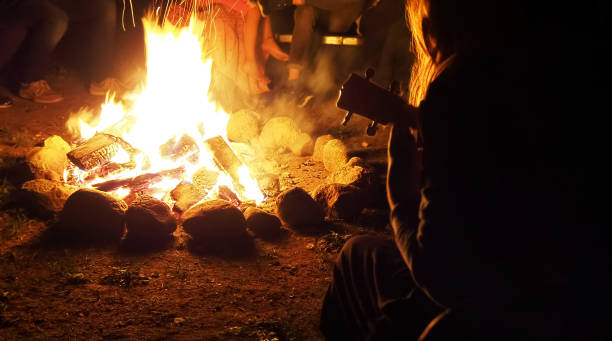 mit Bekannaten am Feuer